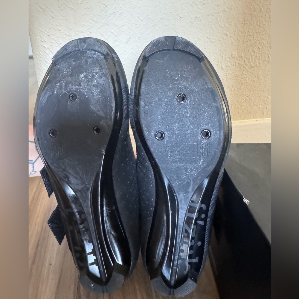 fi’zi:k- Black Cycling Shoes with Velcro Straps
Size:39 - Picture 5 of 9
